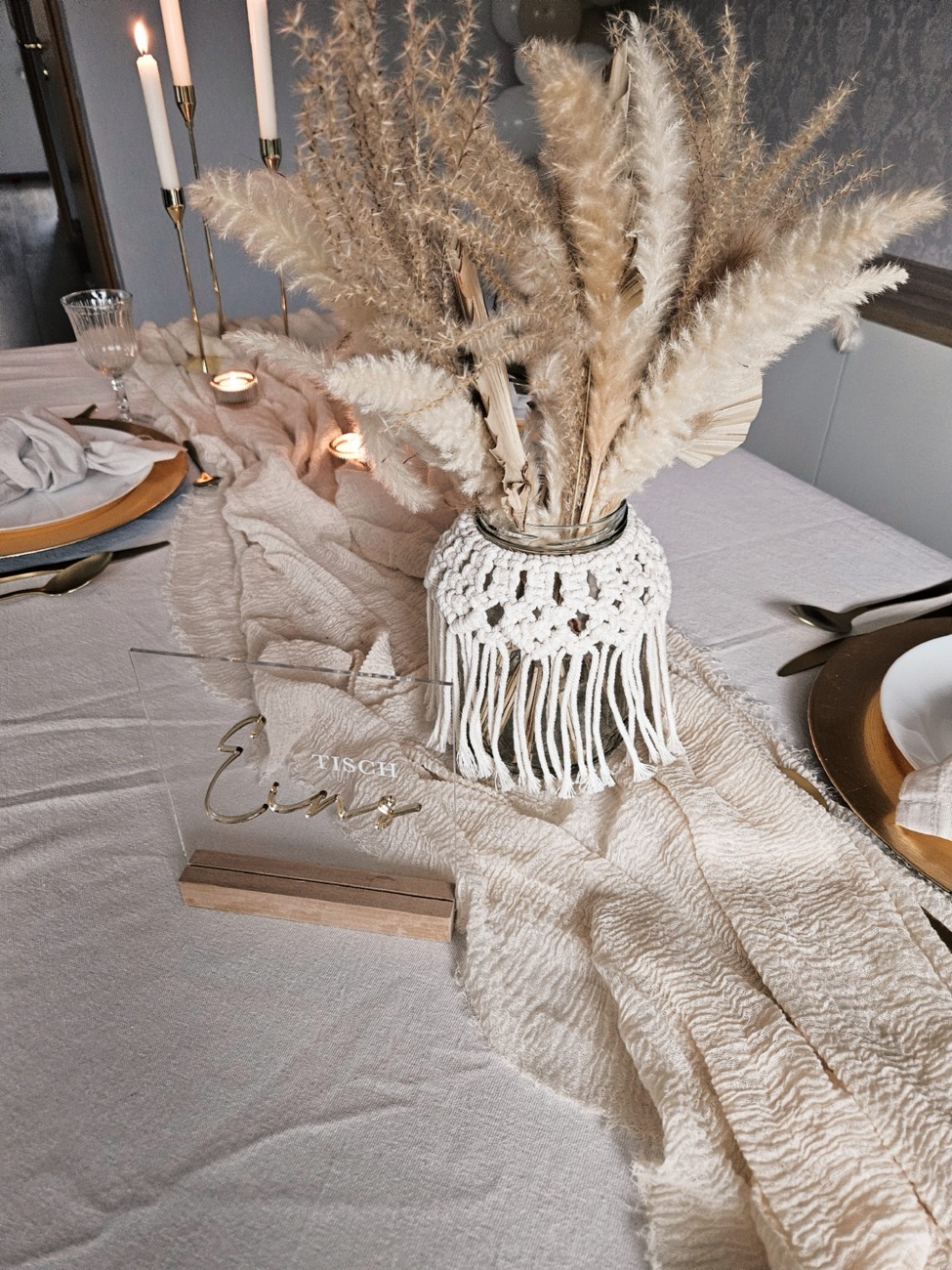 Gedeckter Tisch im Boho-Stil mit Pampasgras in einer Makramee-Vase